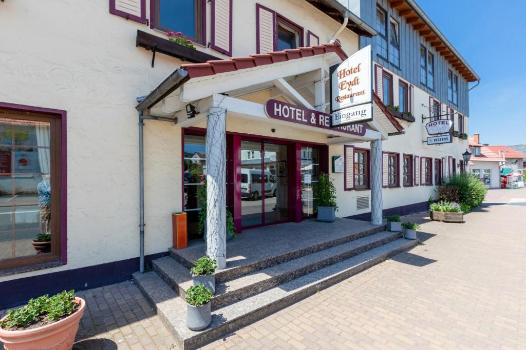 ein Geschäft vor einem Gebäude auf einer Straße in der Unterkunft Hotel Eydt Kirchheim in Kirchheim