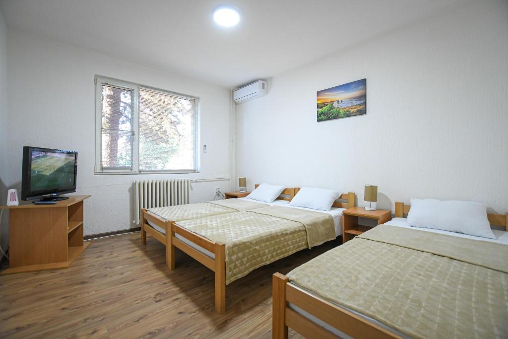 Habitación con 2 camas y TV de pantalla plana. en Apartman 59 en Kladovo