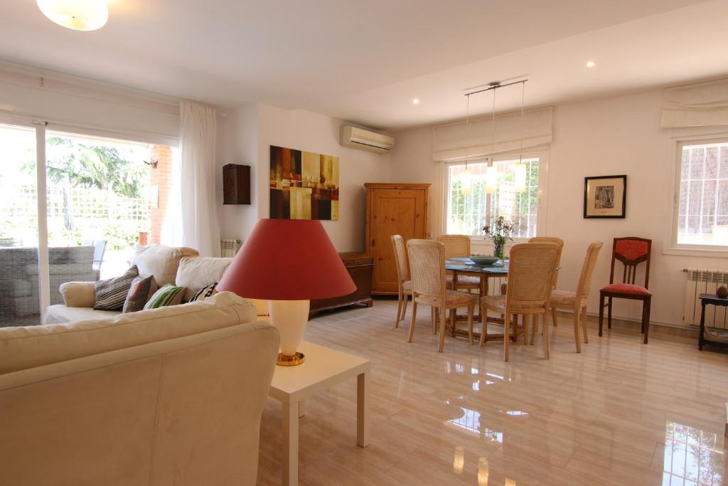A seating area at Stay U-nique Villa Portimar