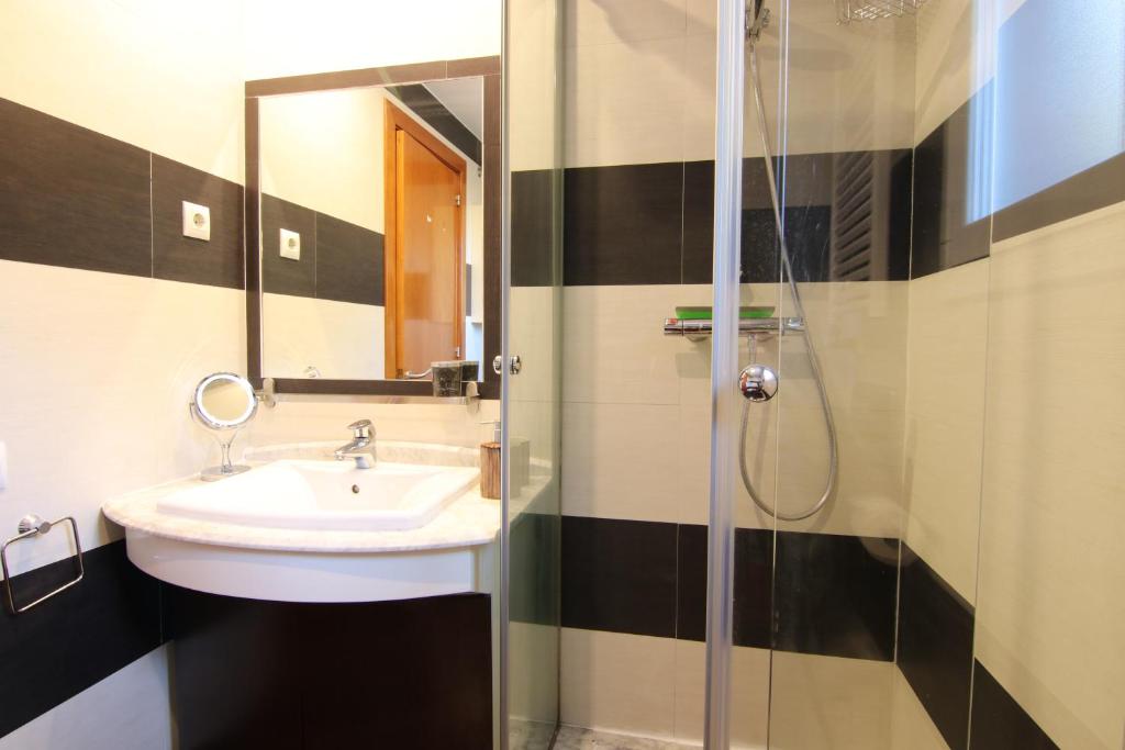 A bathroom at Stay U-nique Villa Portimar