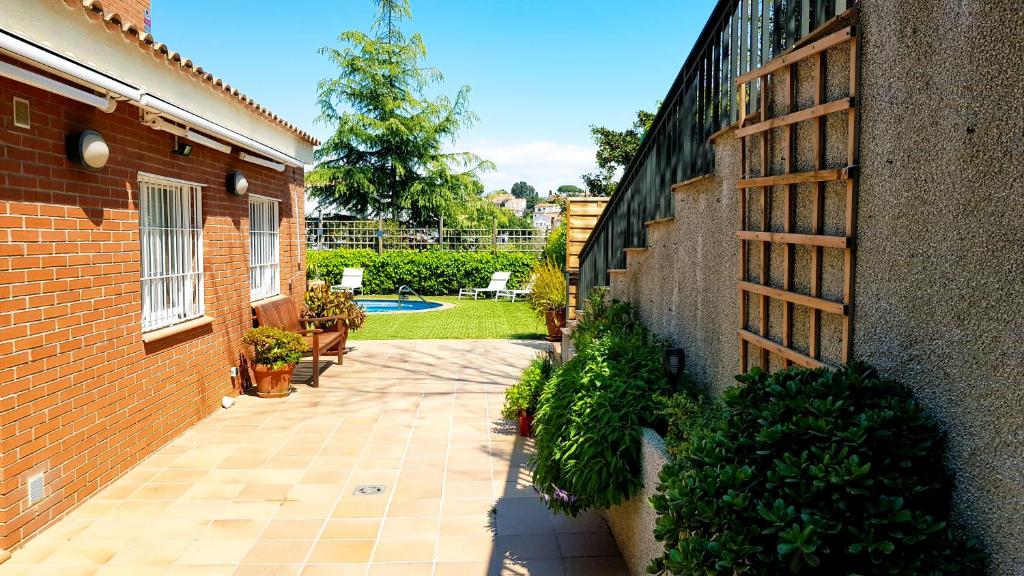 A garden outside Stay U-nique Villa Portimar