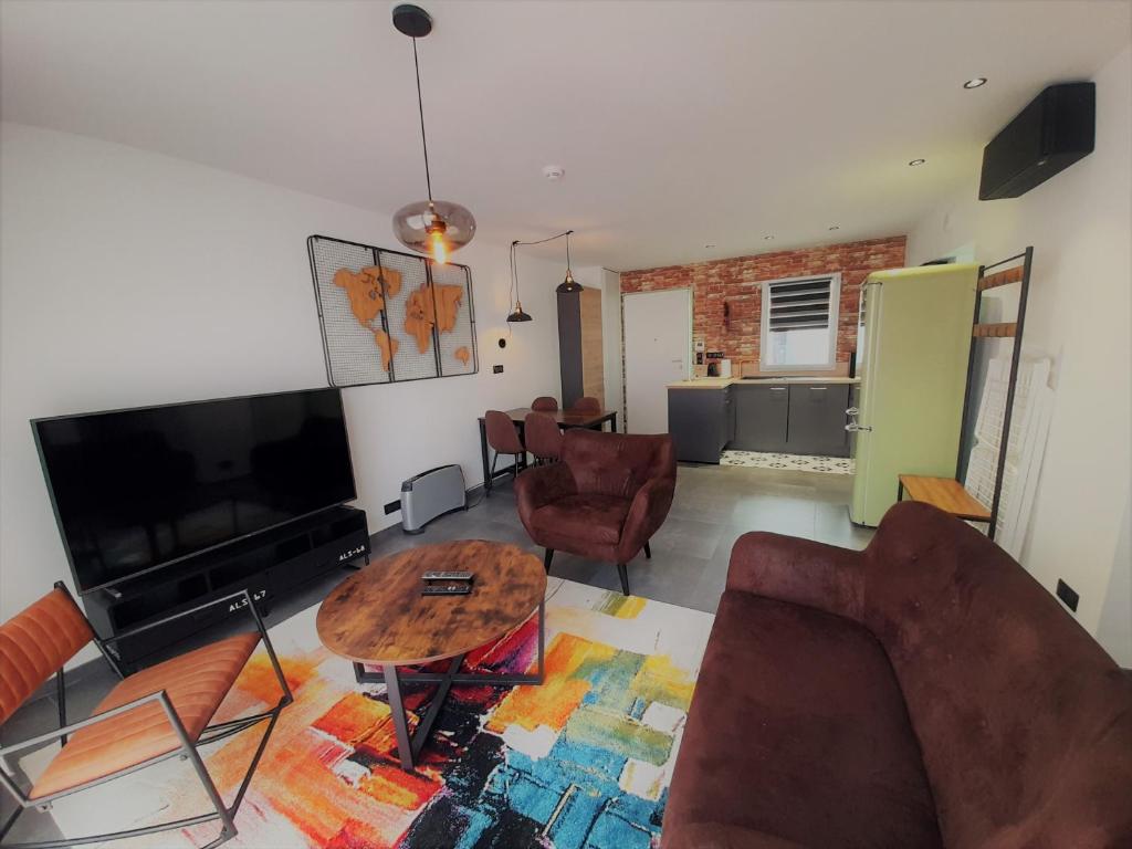 a living room with a couch and a table at Résidence La Chaize in Noirmoutier-en-l'lle