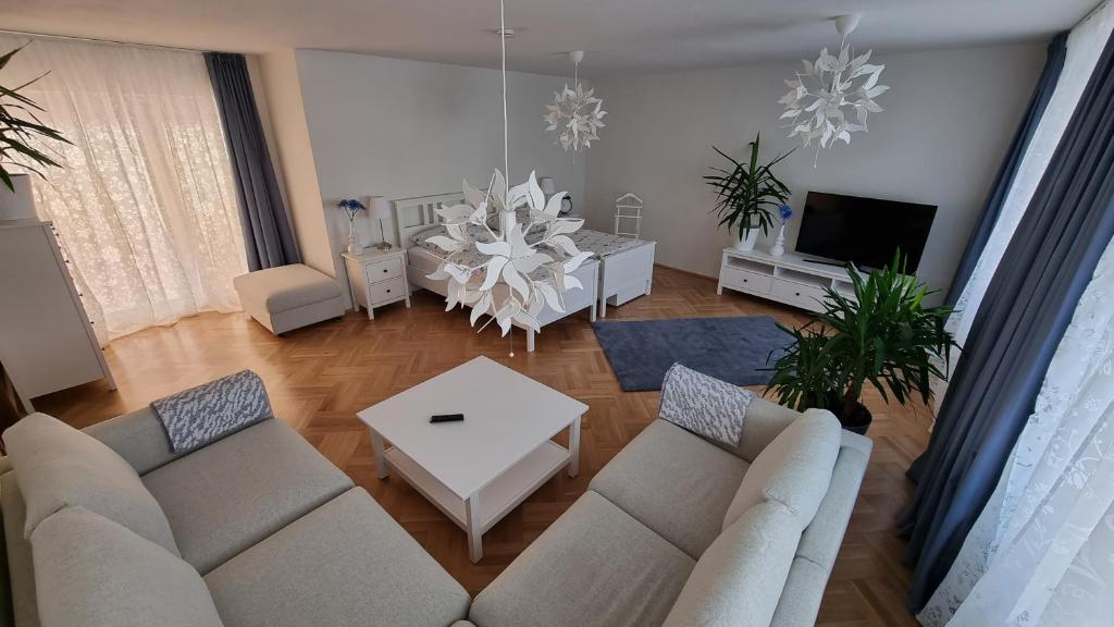 ein Wohnzimmer mit 2 Sofas und einem TV in der Unterkunft Ferienwohnung Kirsten in Markranstädt