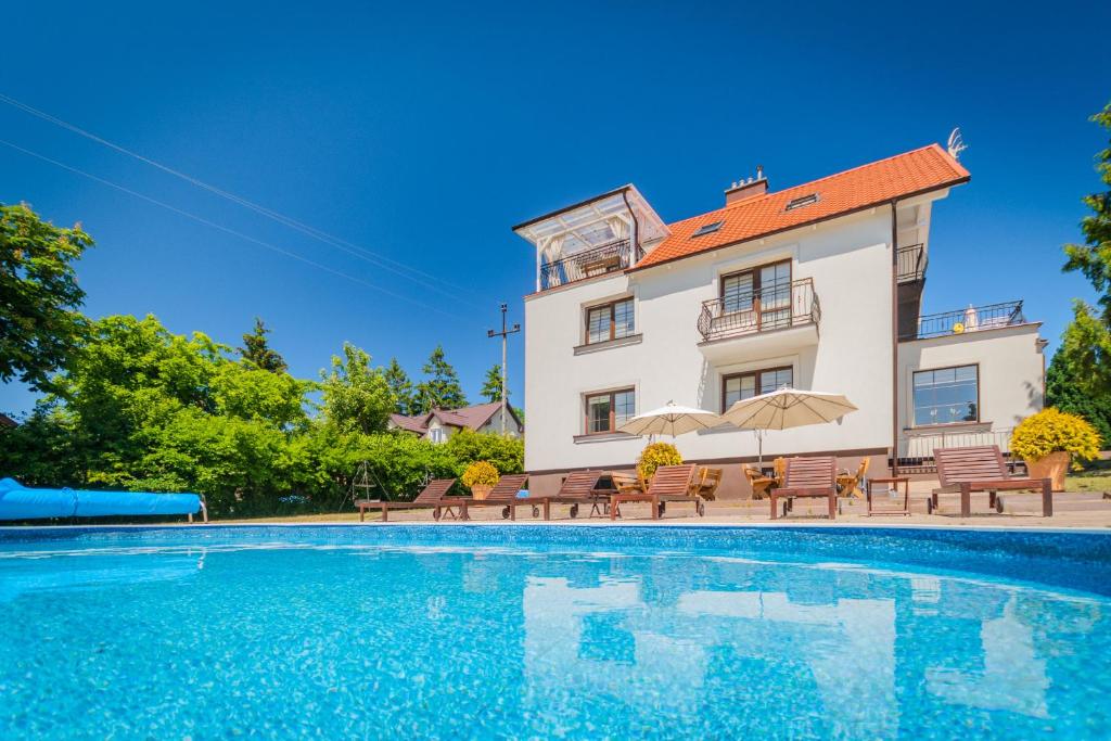 Bazén v ubytování Bryza Jantar apartamenty z sauną & domki z kominkami nebo v jeho okolí