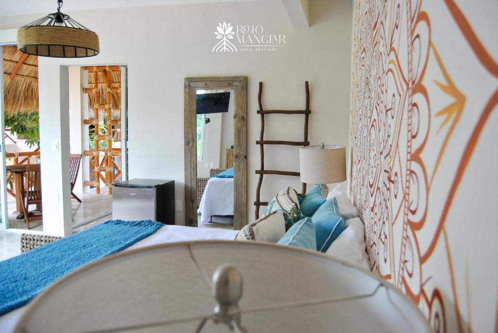- une chambre avec un lit et un salon dans l'établissement Rojo Manglar Acapulco, à Acapulco