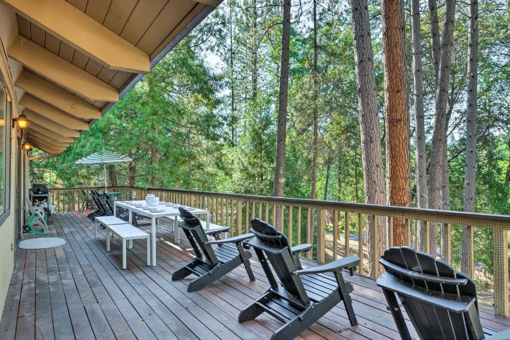 Pine Mountain Cabin with Hot Tub, 2 Mins to Marina! - Maison De Vacances