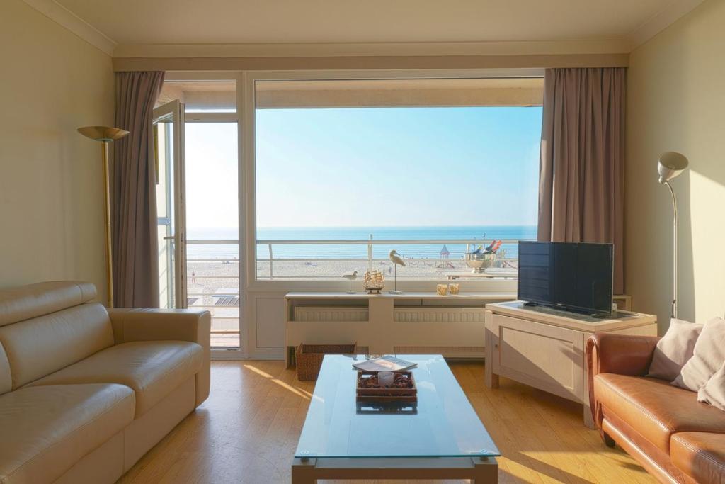 ein Wohnzimmer mit Blick auf den Strand in der Unterkunft 'SPA' - Family Apartment with Amazing Seaview in Ostende