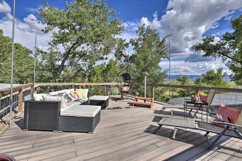 un patio con sillas y mesas en una terraza en Serene Mountain Retreat with Deck and Mtn Views!, en Cortez