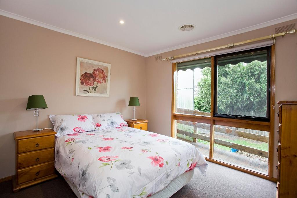 um quarto com uma cama e uma janela em Geelong Holiday Home em Geelong