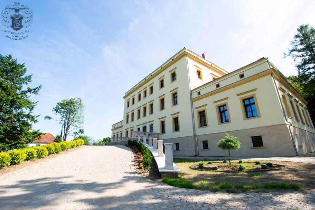 duży biały budynek z podjazdem w obiekcie Pałac Lubiechowa-Jelenia Góra- Riesengebirge w mieście Lubiechowa