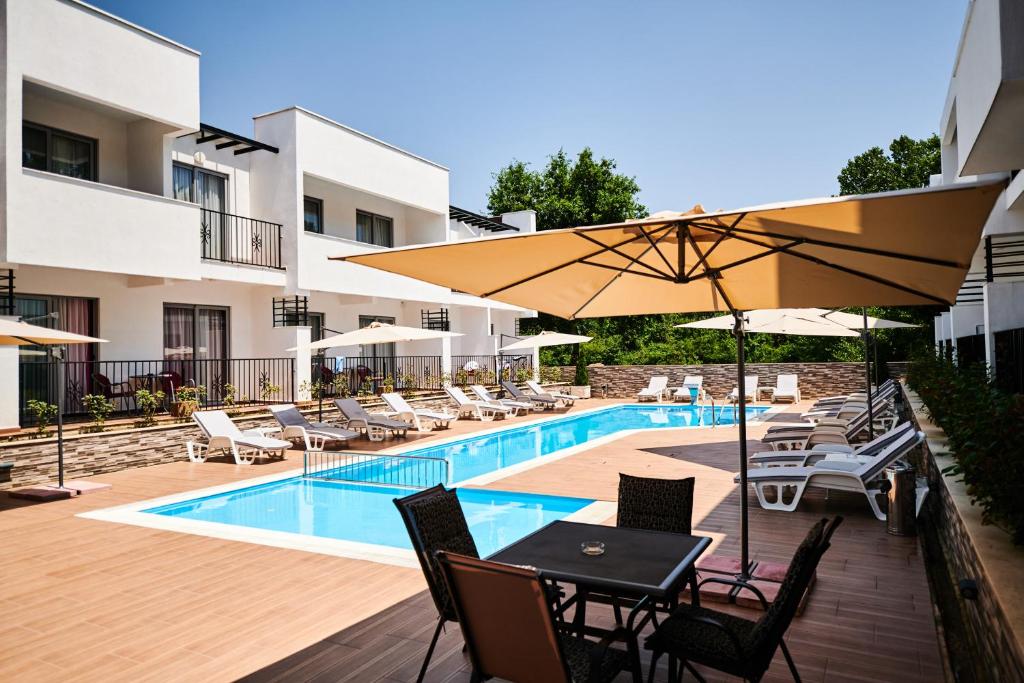 Bazén v ubytování Hotel Halibas nebo v jeho okolí