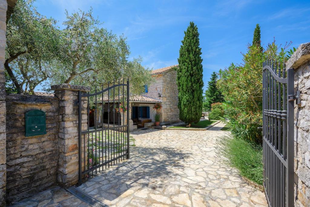 an entrance to a stone house with a wrought iron gate at Casa Biguli in Sveti Lovreč Pazenatički