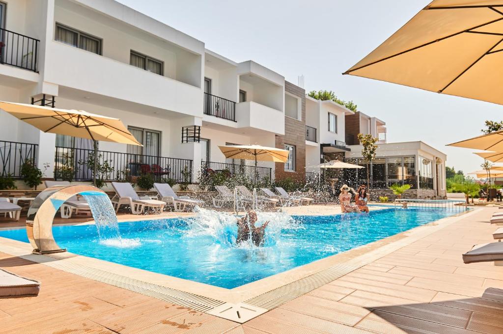Bazén v ubytování Hotel Halibas nebo v jeho okolí