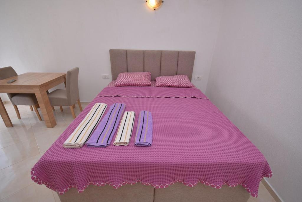 Postel nebo postele na pokoji v ubytování Subotic S apartmani