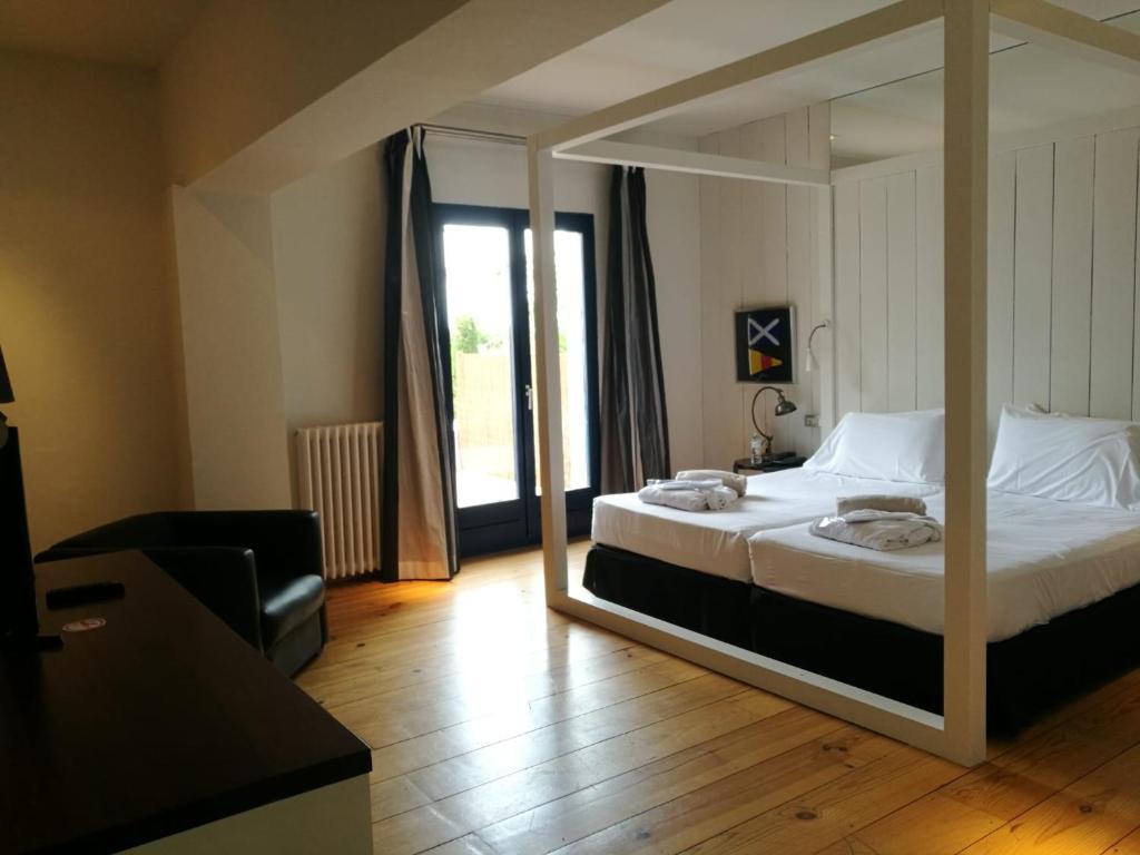 a bedroom with a bed with a large mirror at Hotel Trias in Palamós