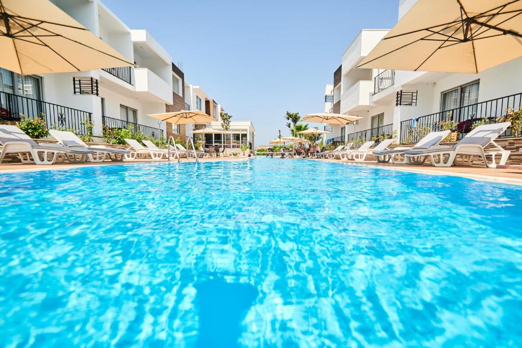 בריכת השחייה שנמצאת ב-Hotel Halibas או באזור