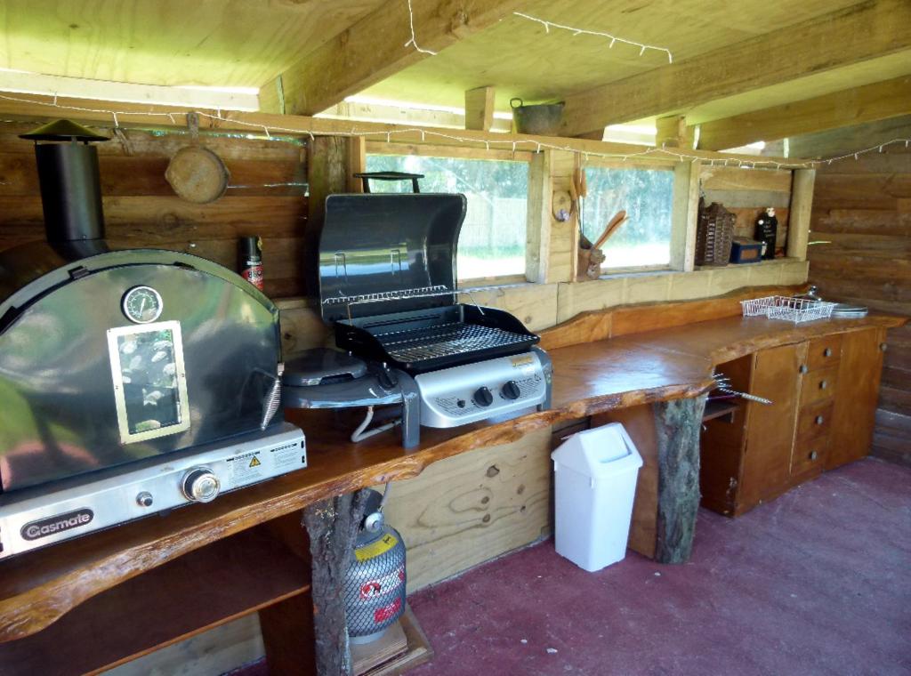 Kuchyň nebo kuchyňský kout v ubytování Wacky Stays - unique farm-stay glamping rentals, FREE animal feeding tours