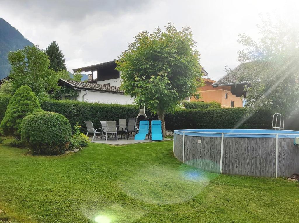 einen Hof mit einem Pool und einem Haus in der Unterkunft Appartement Marie-Jose in Reith im Alpbachtal