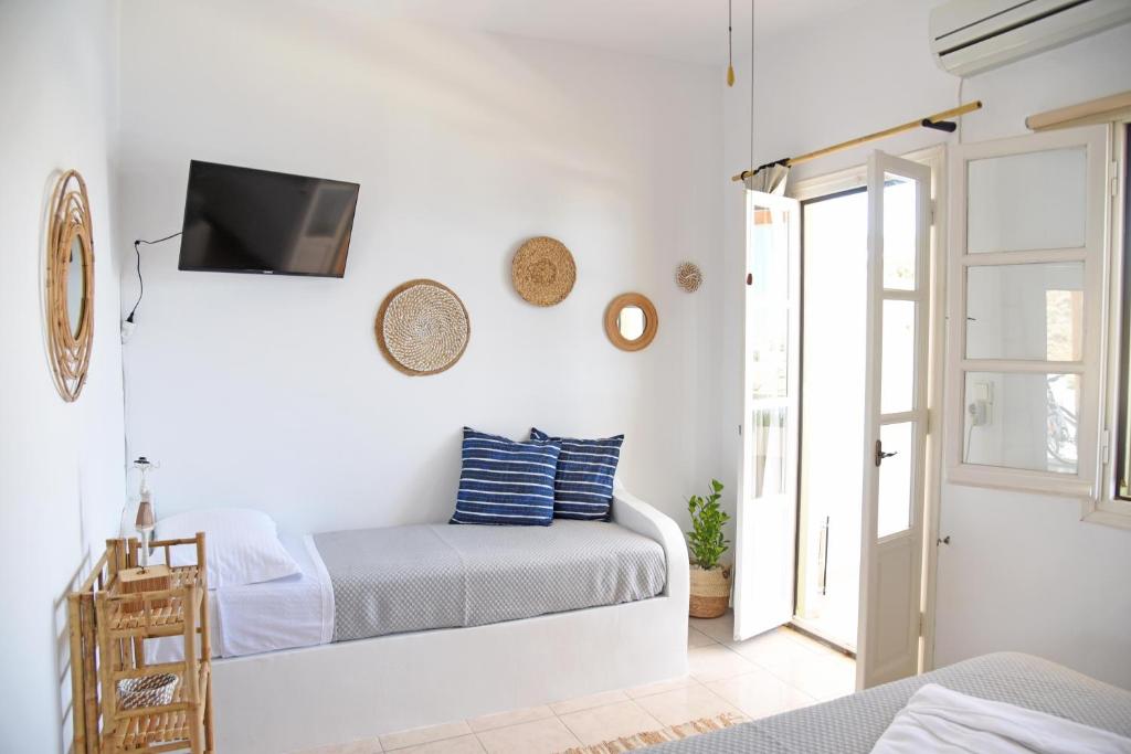 A bed or beds in a room at Nefeli Suites Kythnos