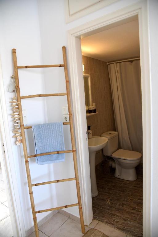 A bathroom at Nefeli Suites Kythnos