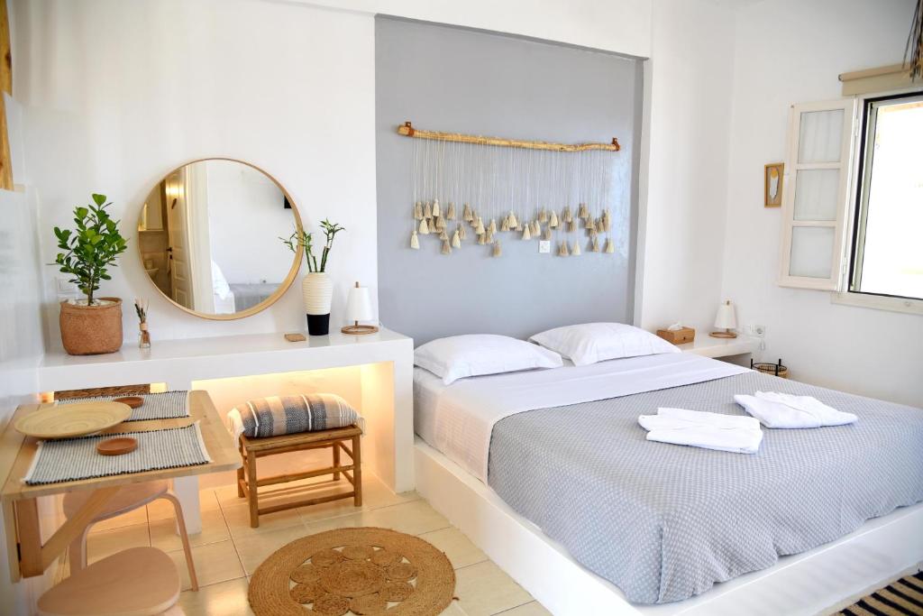 A bed or beds in a room at Nefeli Suites Kythnos