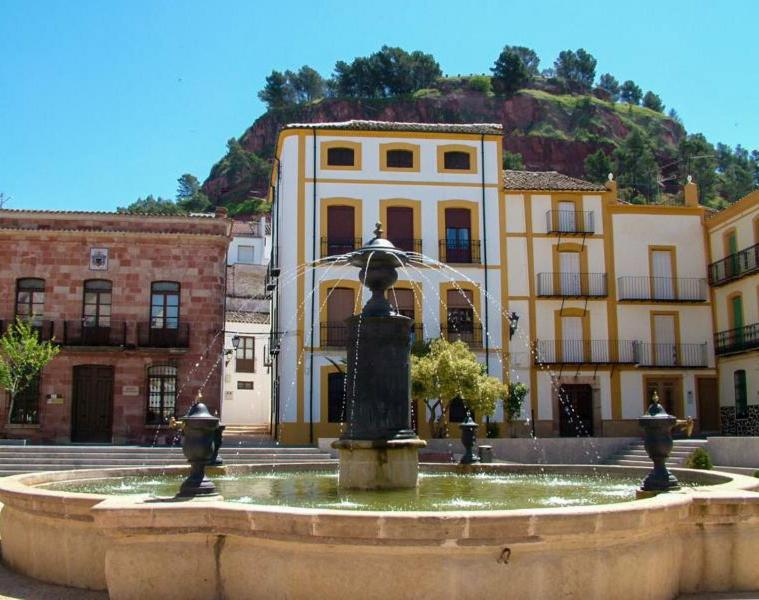 une fontaine au milieu d'une ville avec des bâtiments dans l'établissement Casa Villanueva, à Santisteban del Puerto