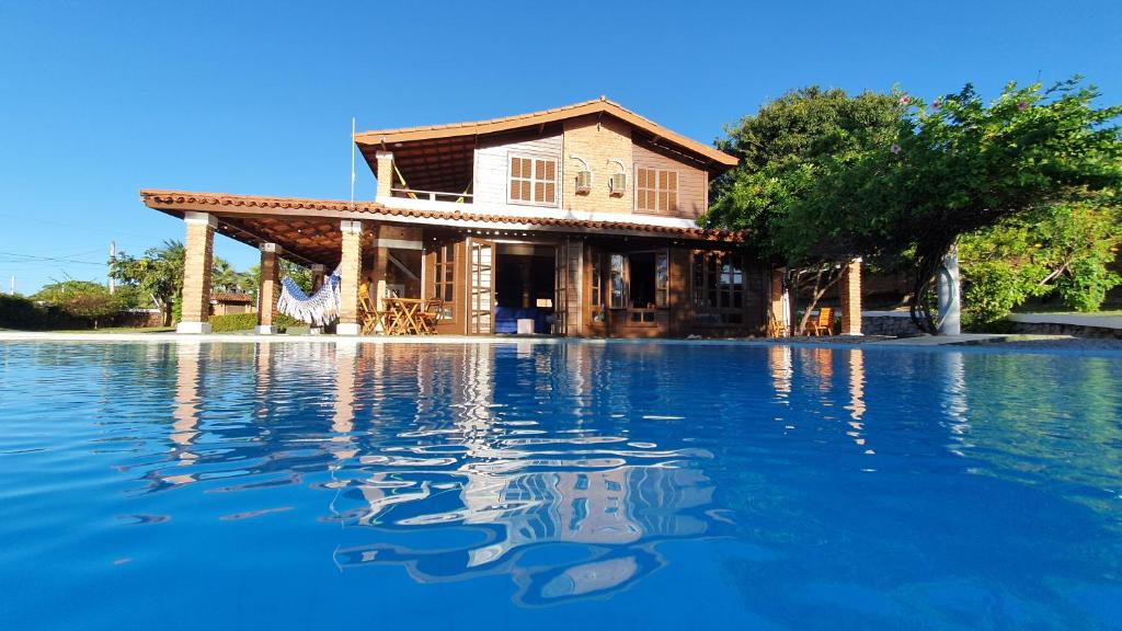 una casa sentada sobre un gran cuerpo de agua en Pousada Vento Brasil Cumbuco en Cumbuco