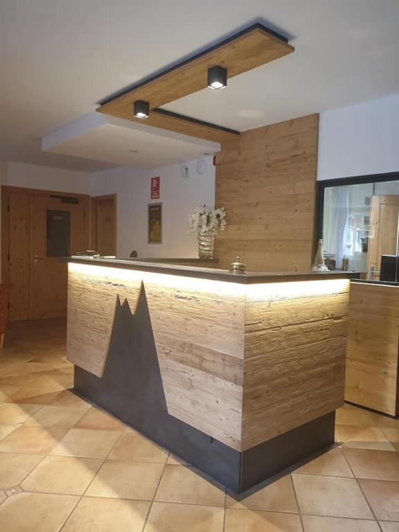 W pokoju znajduje się kuchnia z drewnianym blatem. w obiekcie Alp Hotel Dolomiti w mieście Dimaro