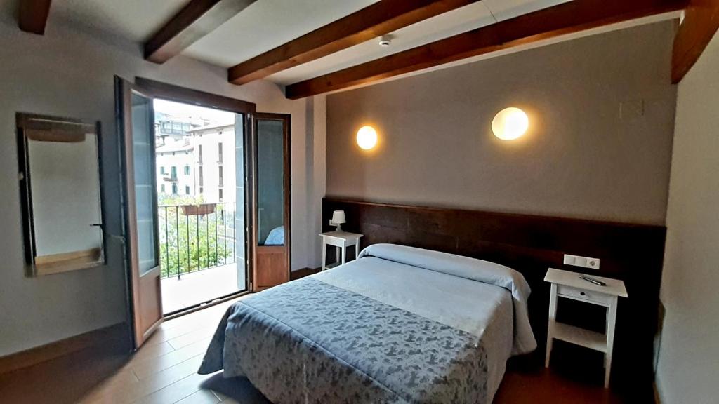 Postel nebo postele na pokoji v ubytování Hostal-Cicloturismo Lopenea