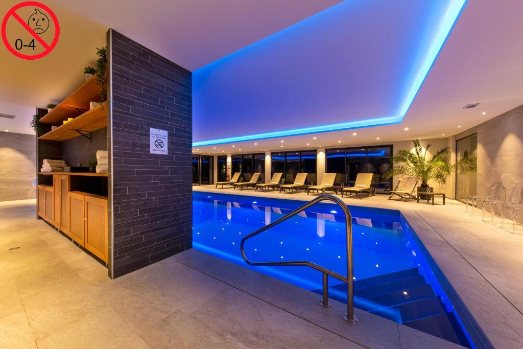 Бассейн в Hôtel L'Escale - Piscine & SPA или поблизости