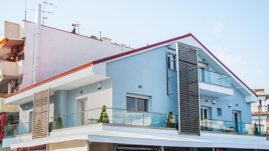 un immeuble avec une façade bleue dans l'établissement NIKI'S apartments, à Peraia