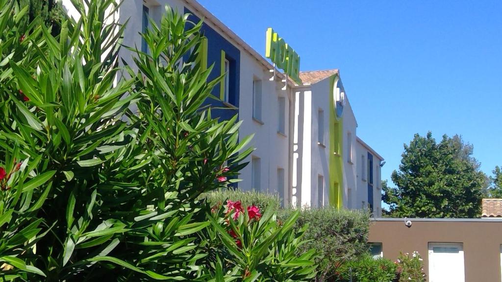 une rangée de maisons avec des plantes et des arbres dans l'établissement B&B HOTEL Toulon Ollioules, à Ollioules