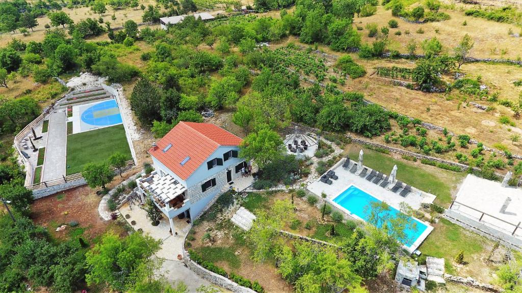 una vista aérea de una casa con piscina en LUXURY VILLA HEAVEN nr. 2, en Donji Muć