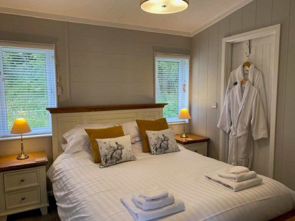 約克的住宿－Hollicarrs - Sunflower Lodge，一间卧室配有带毛巾的床