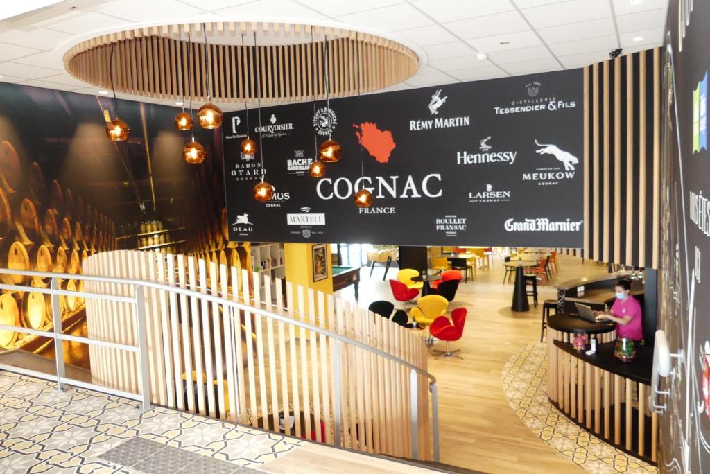 - un hall avec un panneau indiquant « coacapa » dans l'établissement Ibis Styles Cognac, à Châteaubernard