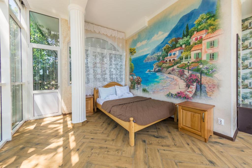 1 dormitorio con 1 cama y una pintura en la pared en Guest House Irina, en Loo
