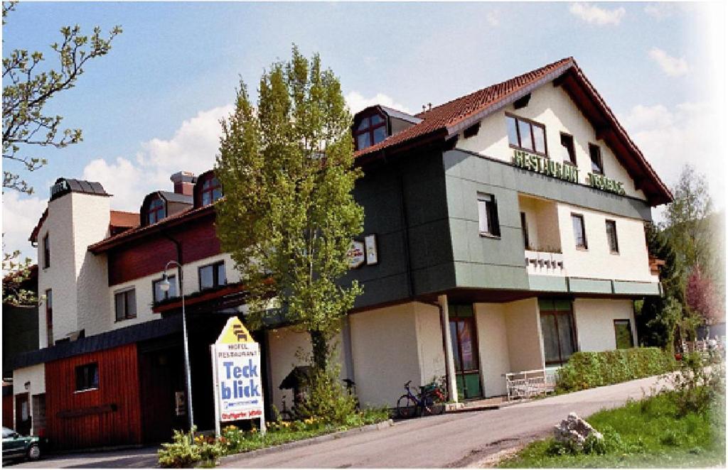 een groot huis met een bord ervoor bij Hotel Teckblick in Dettingen unter Teck