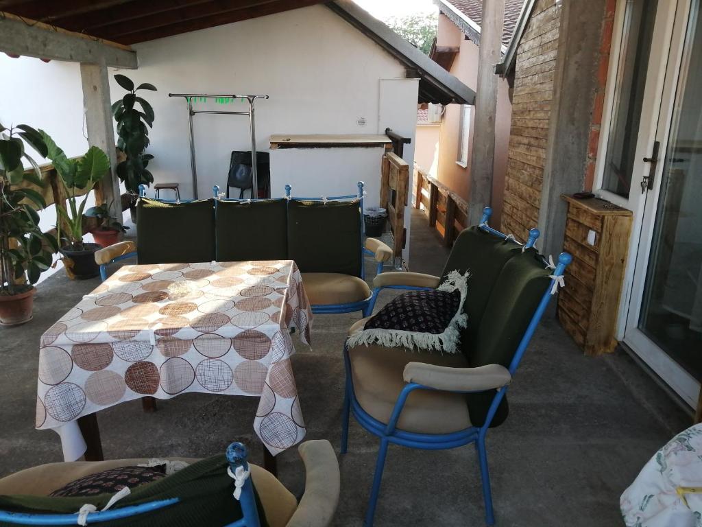 een patio met een tafel en stoelen en een tafel en een stoel bij Gaga in Veliko Gradište