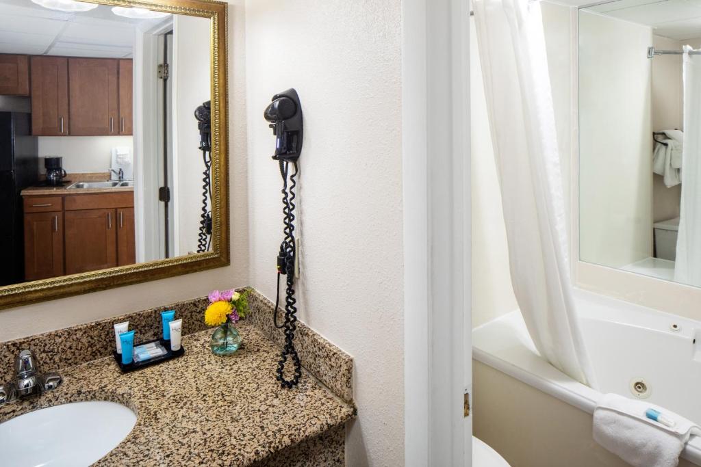Sea Crest Oceanfront Resort - 