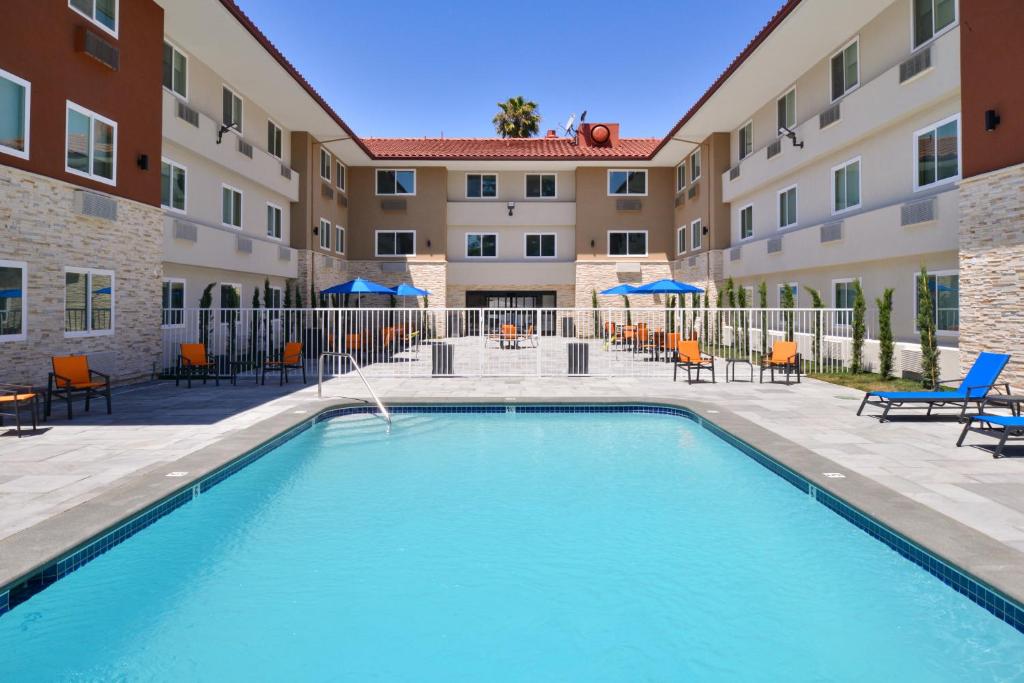 una piscina frente a un edificio de apartamentos en Holiday Inn Express - Santa Rosa North, an IHG Hotel, en Santa Rosa