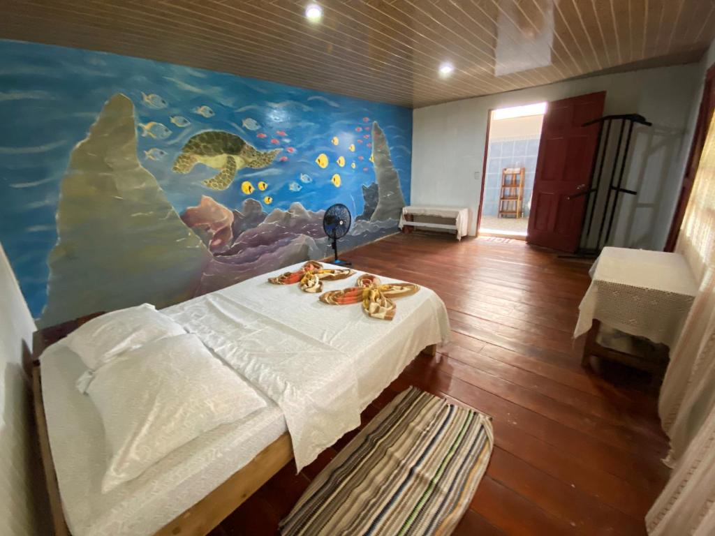 Habitación con cama y pintura en la pared en Mariposa Drake, en Drake