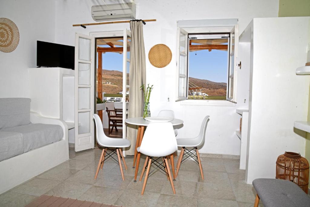 A television and/or entertainment centre at Nefeli Suites Kythnos