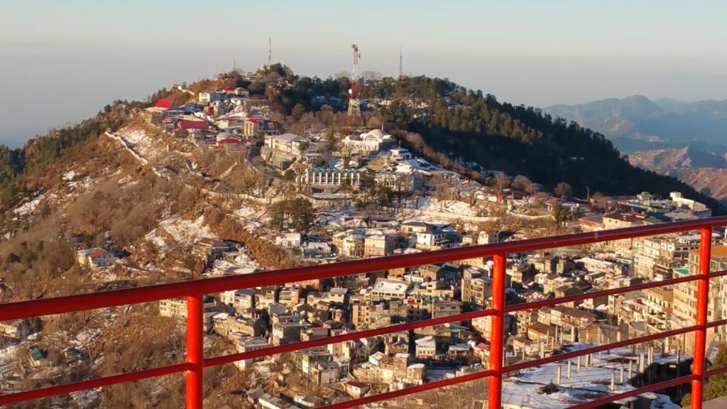 vistas a una ciudad en la cima de una montaña en Peak Point Hotel & Apartments, en Murree