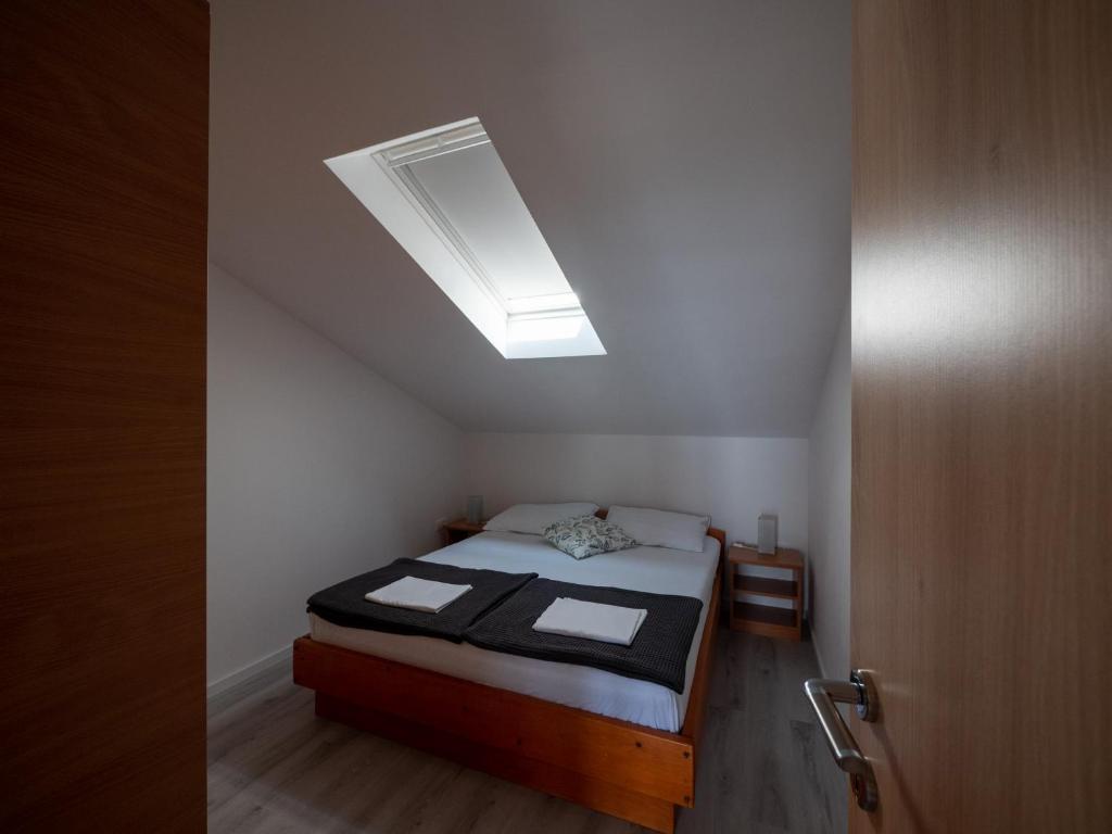 Postel nebo postele na pokoji v ubytování Apartments Ana