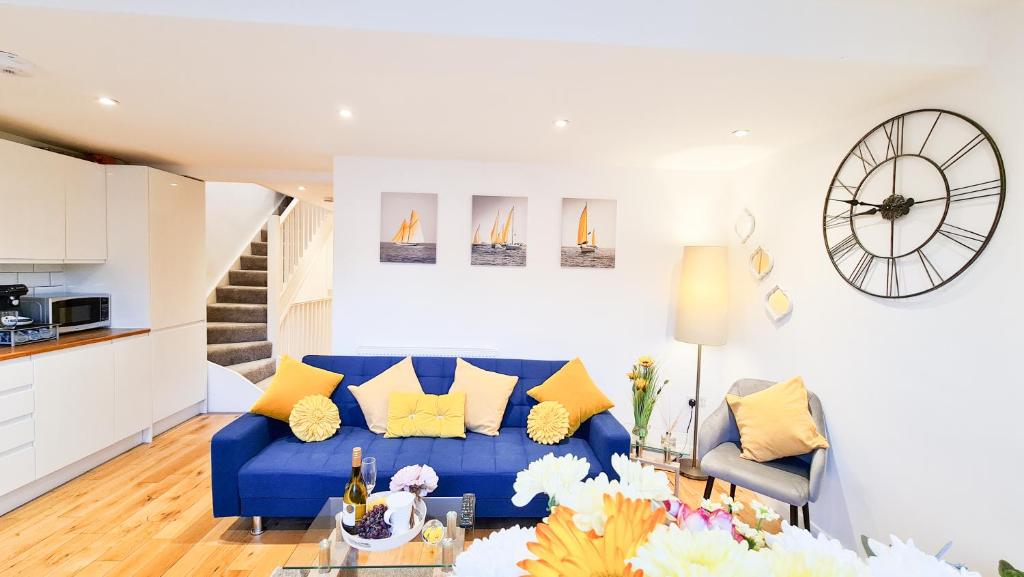 布萊頓霍夫的住宿－Modern 4 bedroom flat near Brighton Station，客厅配有蓝色的沙发和黄色的枕头。