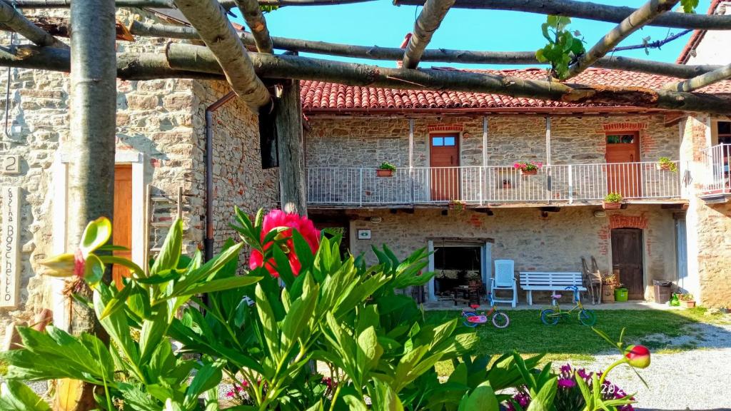 - Vistas al exterior de una casa de piedra con jardín en Cascina Boschetto, en Saliceto