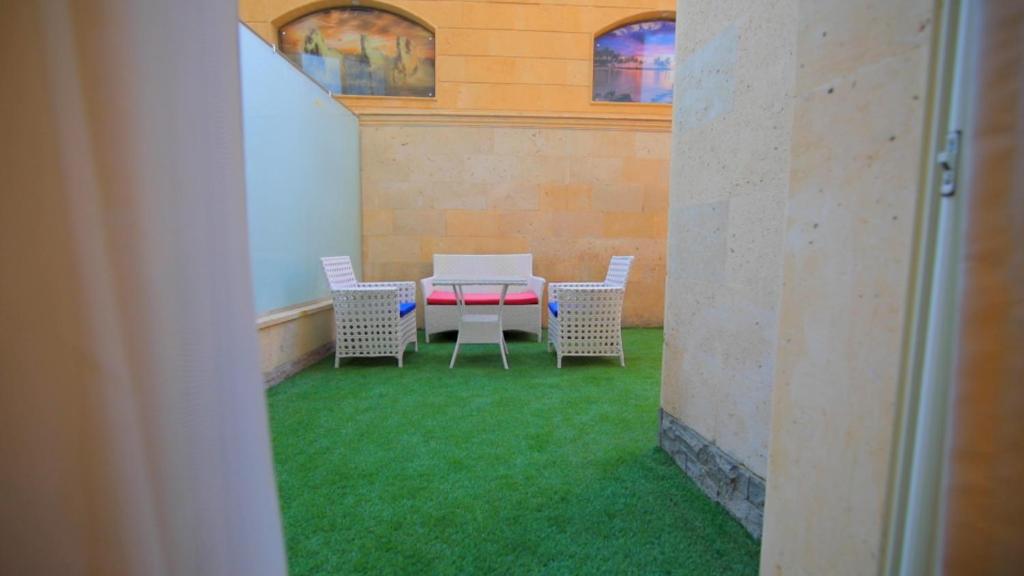 Villa 14 Suites - Camera Re Con Vista Da Giardino