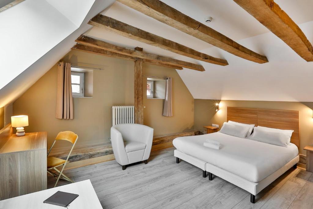 Postel nebo postele na pokoji v ubytování Logis Hotel Auberge Dupuytren