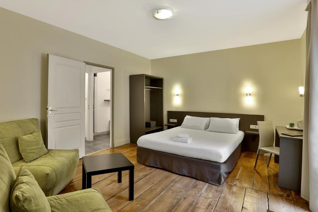 Postel nebo postele na pokoji v ubytování Logis Hotel Auberge Dupuytren