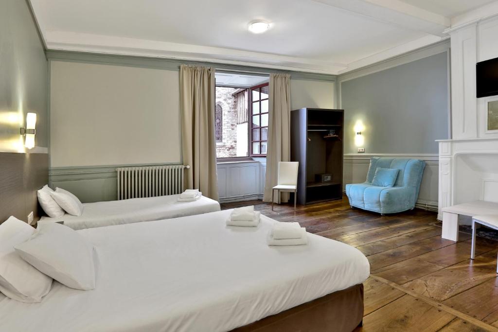 Postel nebo postele na pokoji v ubytování Logis Hotel Auberge Dupuytren